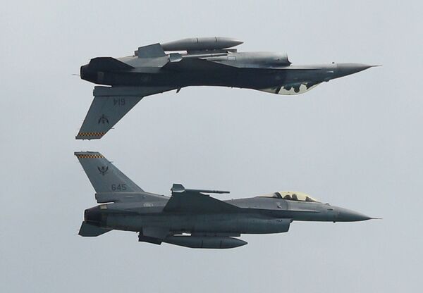 Два F-16C ВВС Сингапура на авиашоу в Сингапуре - Sputnik Абхазия