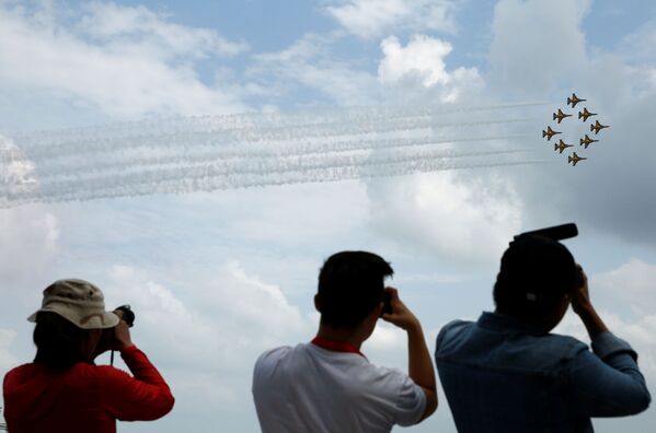 Выступление пилотажной группы Южной Кореи Черные Орлы на авиашоу в Сингапуре - Sputnik Абхазия