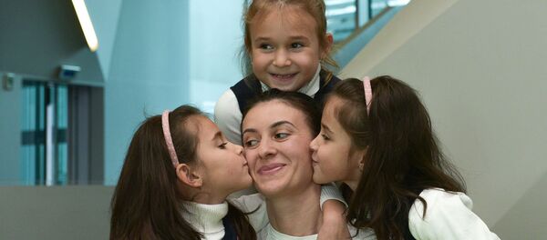 Альбина Жиба с дочками: Дианой, Амрой и Наалой - Sputnik Абхазия