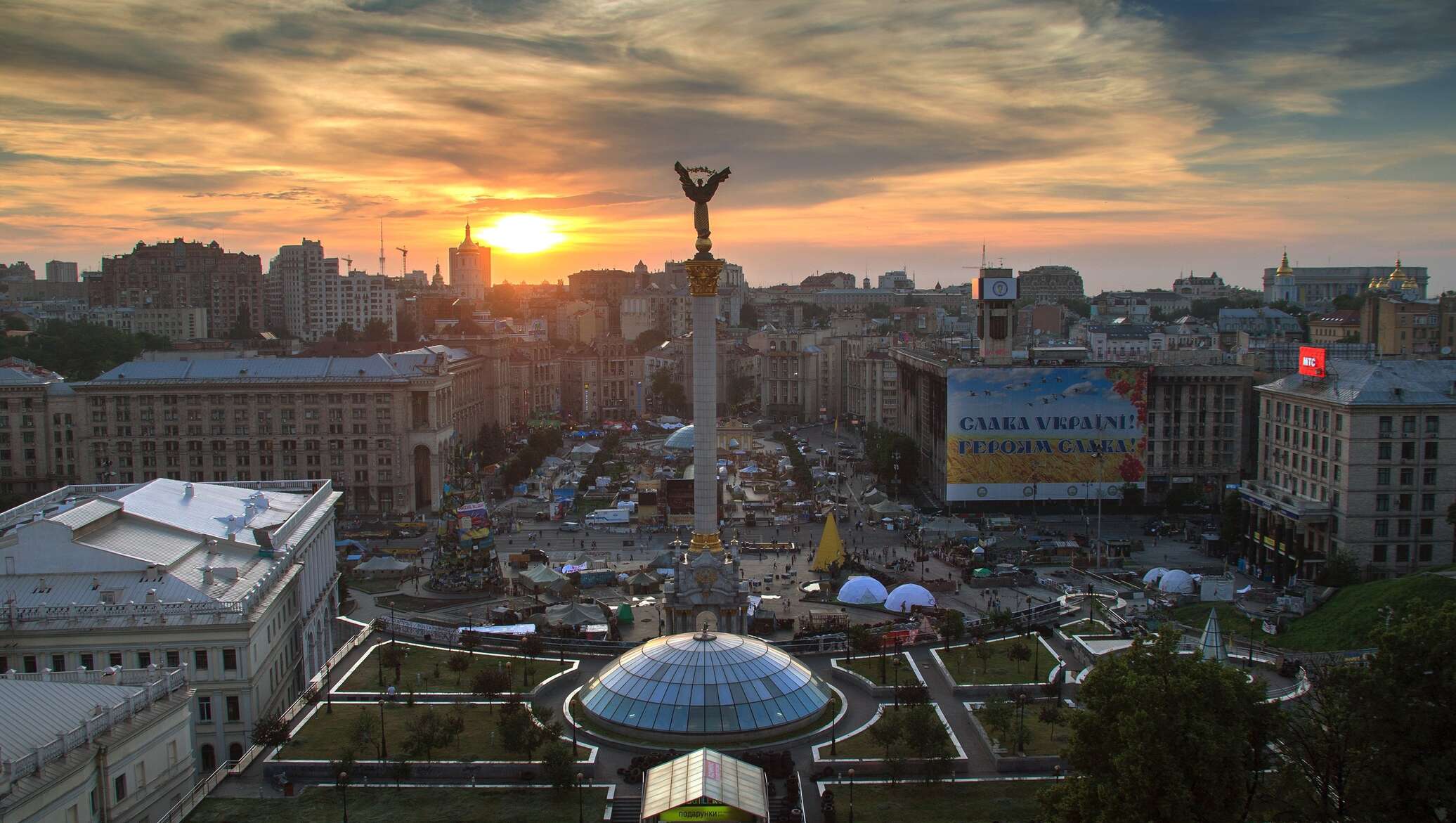 Столица 18. Площадь Незалежности в Киеве. Киев Крещатик 2014. Площадь независимости 2022. Площадь независимости Киев 2022.