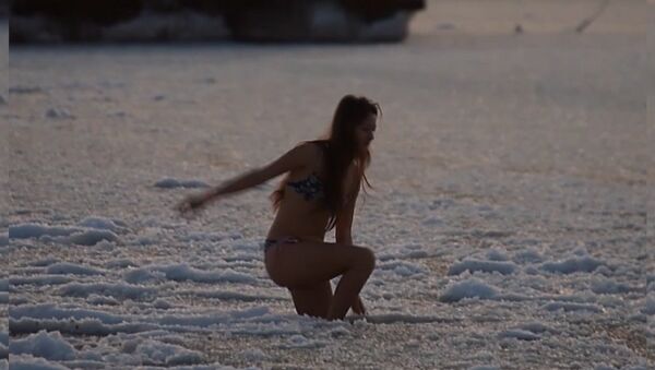 Девушка в ледяном море - Sputnik Абхазия