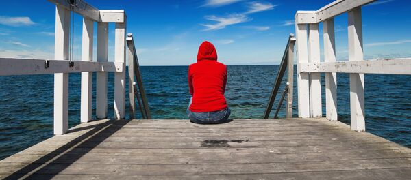 Одинокая девушка на пирсе - Sputnik Абхазия