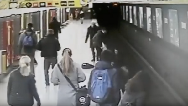 Студент прыгнул на пути в метро, чтобы спасти ребенка - Sputnik Абхазия
