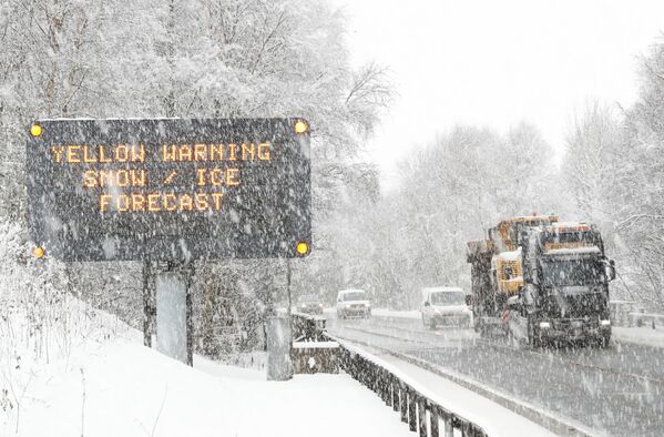 Грузовик проезжает мимо знака, предупреждающего о неблагоприятных погодных условиях на трассе A9 в Килликранки, Шотландия - Sputnik Абхазия