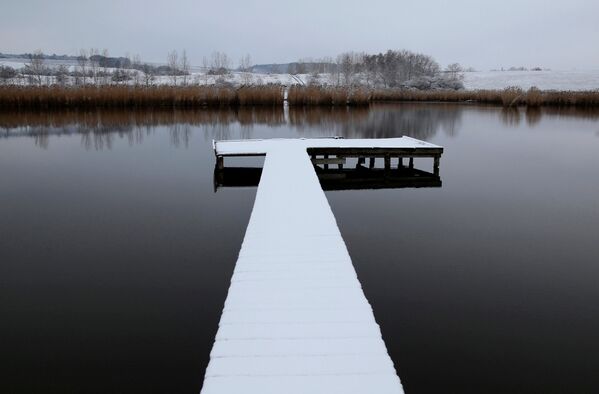 Покрытый снегом пирс виден на озере близ от деревни Этьек, Венгрия - Sputnik Абхазия