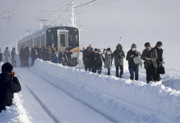 Поезд застрял на перегоне между станциями из-за сильного снегопада в префектуре Ниигата, Япония - Sputnik Абхазия