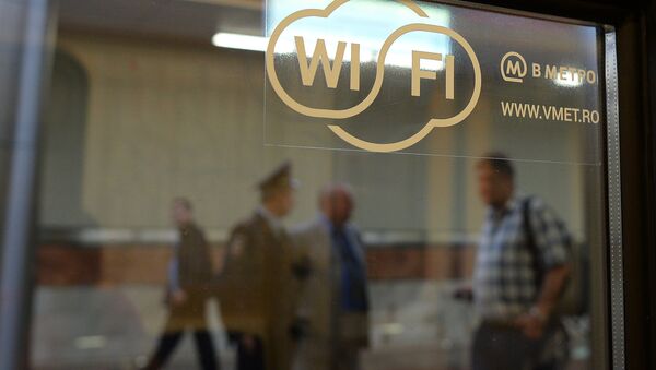 Наклейка на окне поезда метро, обозначающая возможность доступа к интернету через сеть wi-fi - Sputnik Абхазия