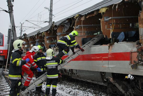 Спасатели на месте железнодорожной катастрофы в Австрии - Sputnik Абхазия