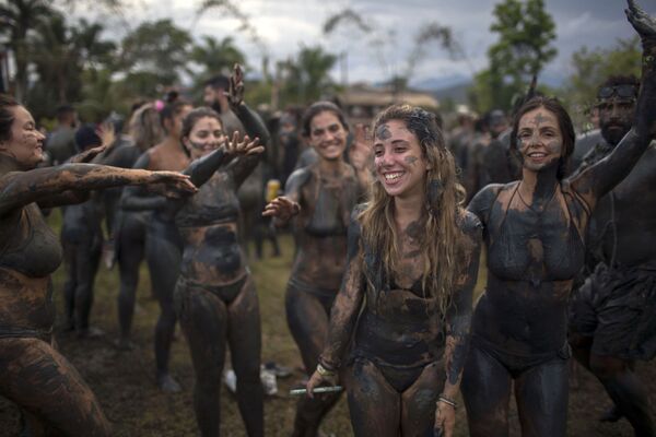 Участники грязевого карнавала Bloco da Lama в Бразилии - Sputnik Абхазия