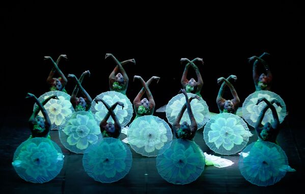 Китайские танцоры выступают на празднике весны перед Лунным Новым годом в Калькутте - Sputnik Абхазия
