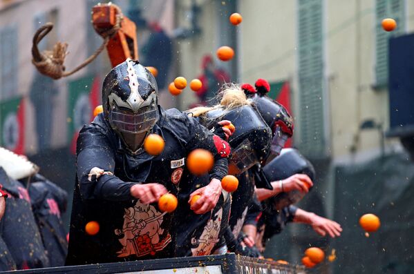 Битва апельсинами в городе Ивреа, Италия - Sputnik Абхазия