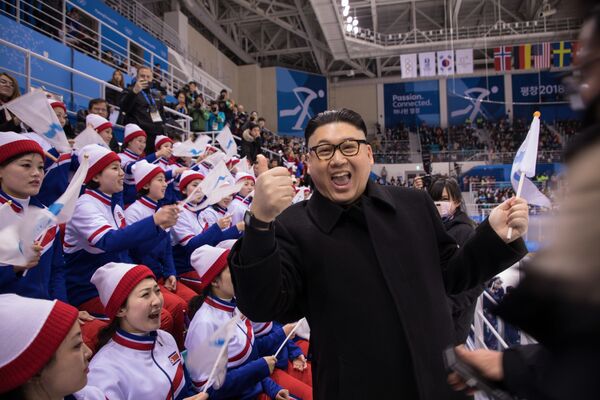 Мужчина, изображающий лидера КНДР Ким Чен Ына во время хоккейного матча женских команд Кореи и Японии на XXIII зимних Олимпийских играх в Пхенчхане - Sputnik Абхазия