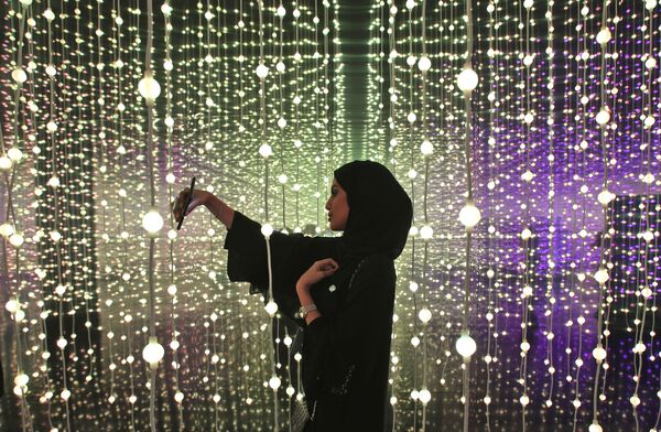 Женщина делает селфи на выставке «Край правительства» в Музее будущего в Дубае, ОАЭ - Sputnik Абхазия