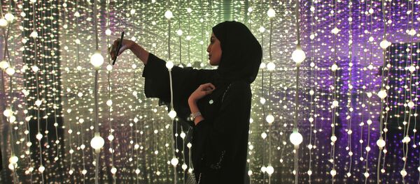 Женщина делает селфи на выставке «Край правительства» в Музее будущего в Дубае, ОАЭ - Sputnik Абхазия