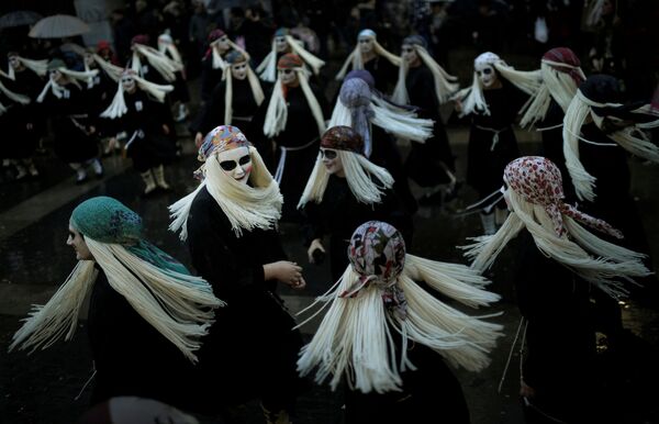 Женщины в образе ведьмы Ламии танцуют на баскском карнавале в испанском городе Мундака - Sputnik Абхазия