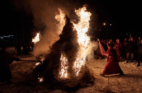 Ритуальный костер во время обряда очищения Дугжууба в преддверии празднования Нового года в Санкт-Петербургском буддийском храме Дацан Гунзэчойнэй - Sputnik Абхазия