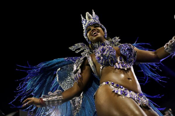 Участница бразильского карнавала в Рио-де-Жанейро - Sputnik Абхазия