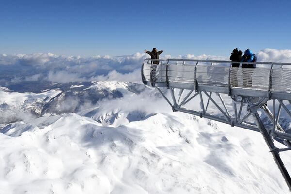 Мужчина позирует на 12-метровой платформе, расположенной над одной из самых высоких горных вершин Франции Миди-де-Бигор - Sputnik Абхазия
