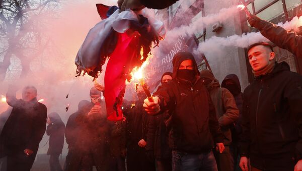 Украинские националисты сжигают российский флаг у здания Россотрудничества в Киеве 17 февраля 2018 года - Sputnik Абхазия