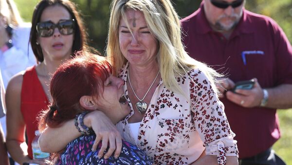 Родители ждут новостей после стрельбы в школе Marjory Stoneman Douglas High School в штате Флорида, США - Sputnik Аҧсны