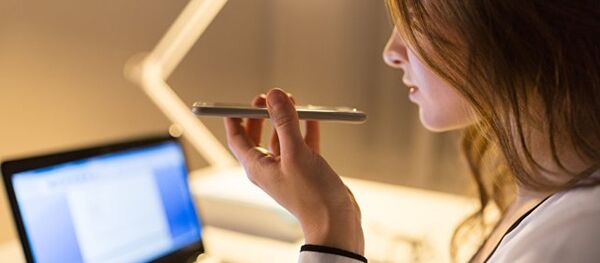 Девушка отправляет голосовое сообщение - Sputnik Абхазия