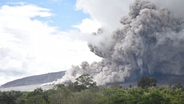 Извержение вулкана Синабунг произошло на индонезийском острове Суматра - Sputnik Абхазия