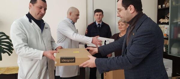 Передача компьютерной техники республиканской больнице - Sputnik Абхазия