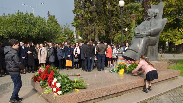Возложение цветов к памятнику Дмитрия Гулия - Sputnik Аҧсны