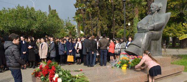 Возложение цветов к памятнику Дмитрия Гулия Возложение цветов к памятнику Дмитрия Гулия - Sputnik Аҧсны