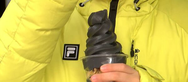 Посетители Олимпиады в Корее могут попробовать черное мороженое Посетители Олимпиады в Корее могут попробовать черное мороженое - Sputnik Абхазия