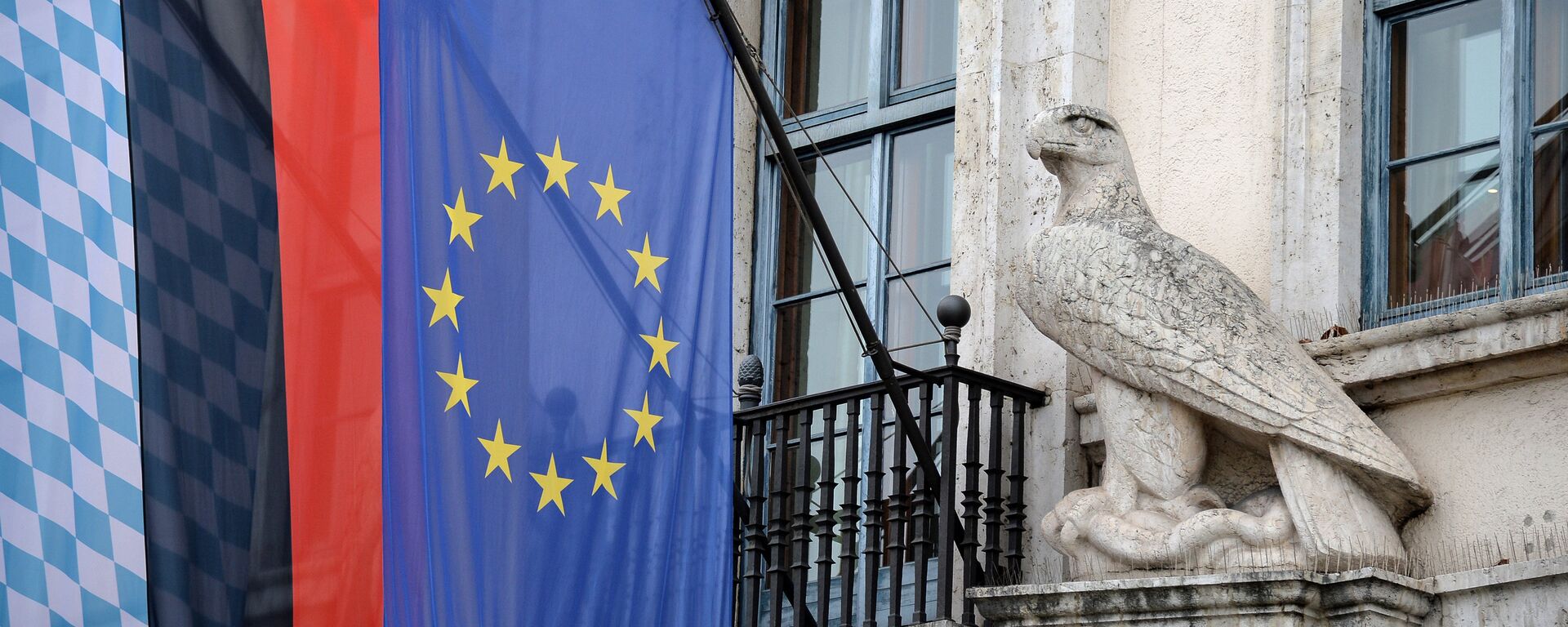 Флаги Баварии, Германии и Евросоюза на правительственном здании в преддверии проведения 54-й Мюнхенской конференции по вопросам безопасности - Sputnik Абхазия, 1920, 07.06.2025