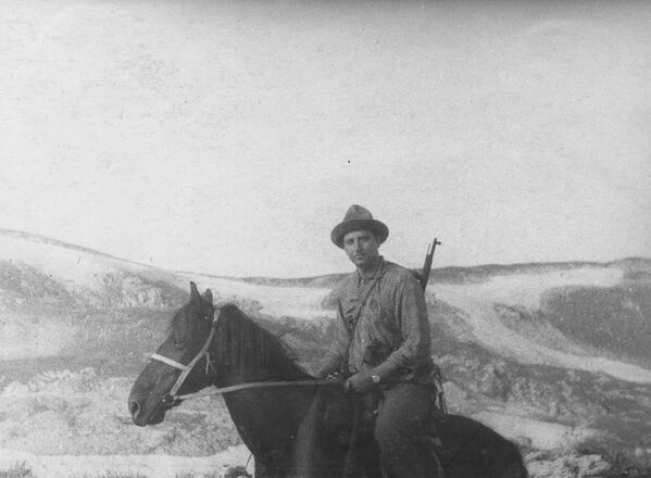 Владимир Анкваб во время охоты в горах - Sputnik Абхазия