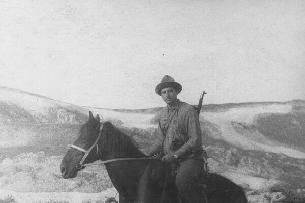 Владимир Анкваб во время охоты в горах. - Sputnik Абхазия