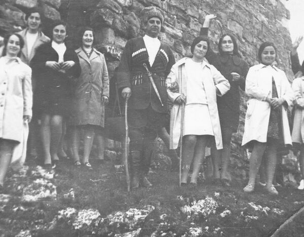 В центре в черкеске Владимир Анкваб, рядом с ним в белом его супруга Людмила Хибба - Sputnik Абхазия