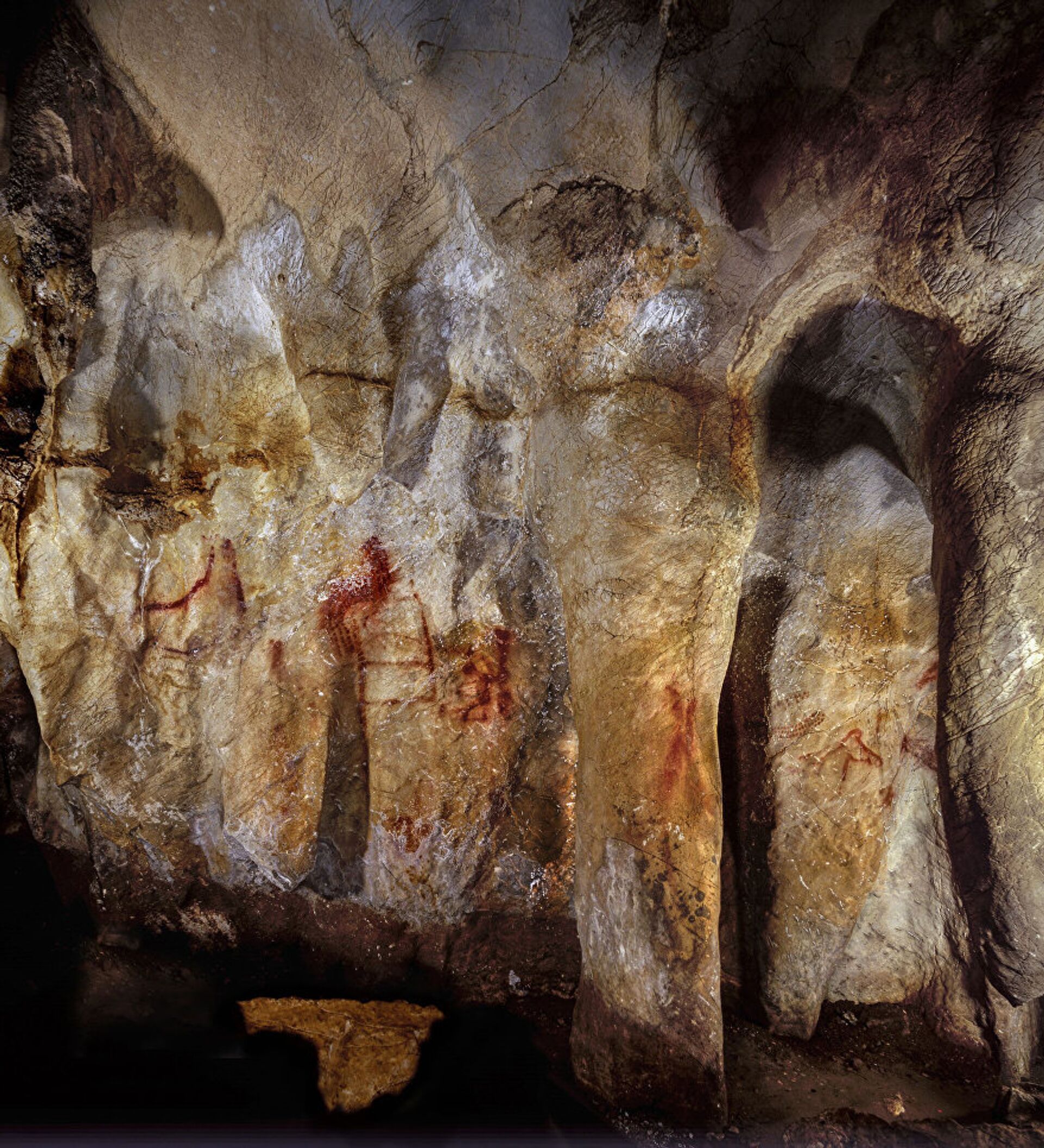 Первобытное состояние. Пещера Неандерталь. Пещера куевес де ла Аранья. Наскальные рисунки неандертальцев. Неандерталец в пещере Наскальная живопись.