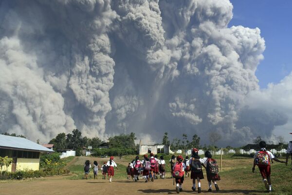 Извержение вулкана Синабунг в Индонезии - Sputnik Абхазия