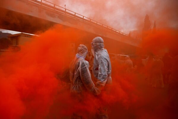 Участники карнавала принимают участие в цветных мучных войнах, отмечая Чистый понедельник в преддверии Великого поста, Галаксиди, Греция - Sputnik Абхазия