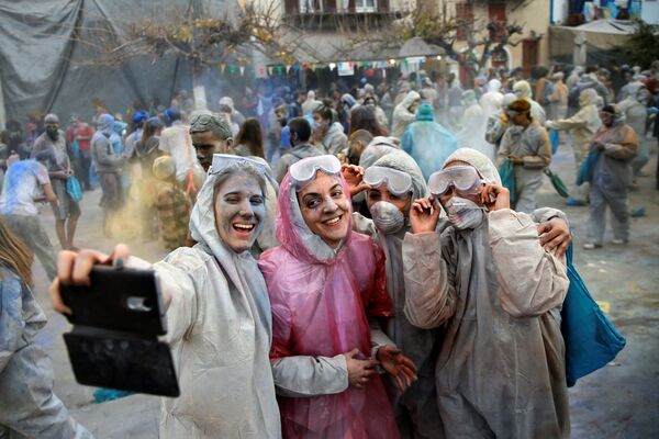 Девушки делают селфи во время мучных боев на карнавале в Греции - Sputnik Абхазия
