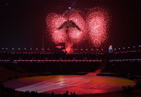 Салют над Олимпийским стадионом на церемонии закрытия XXIII зимних Олимпийских игр в Пхенчхане - Sputnik Абхазия