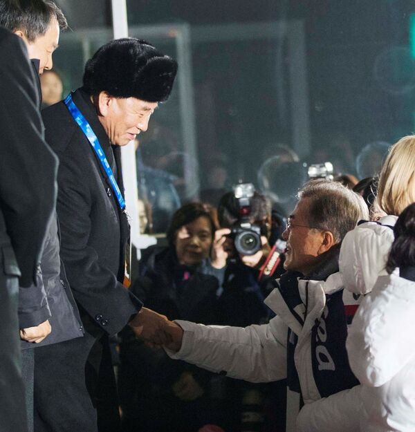 Лидер северокорейской делегации и президент Южной Кореи во время рукопожатия на Олимпийских играх 2018 в Пхенчхане - Sputnik Абхазия