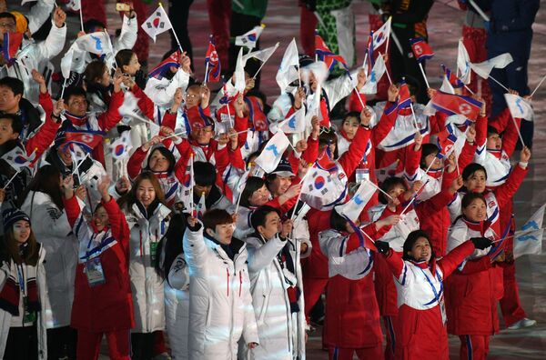 Спортсмены объединенной команды Южной Кореи и КНДР на церемонии закрытия XXIII зимних Олимпийских игр в Пхенчхане - Sputnik Абхазия