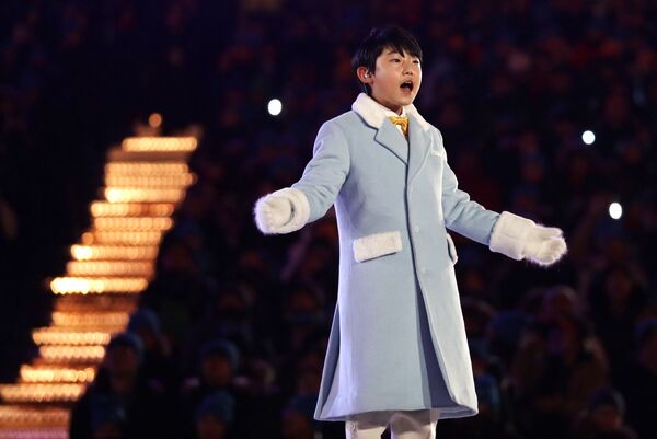 Мальчик во время испольнения песни на церемонии закрытия XXIII зимних Олимпийских игр в Пхенчхане - Sputnik Абхазия