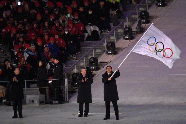 Мэр Пекина Чэн Цзининь и президент Международного олимпийского комитета (МОК) Томас Бах во время передачи олимпийского флага на церемонии закрытия XXIII зимних Олимпийских игр в Пхенчхане - Sputnik Абхазия