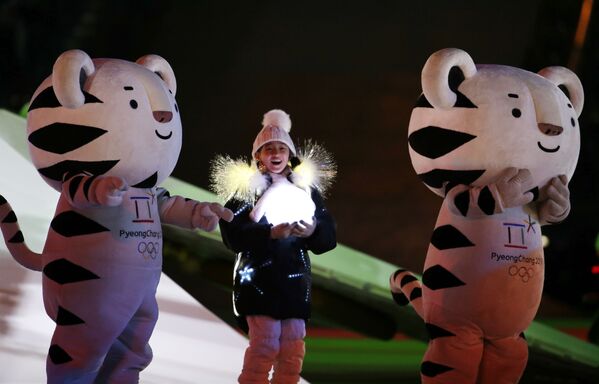 Талисманы Олимпийских игр и деовчка во время церемонии закрытия XXIII зимних Олимпийских игр в Пхенчхане - Sputnik Абхазия