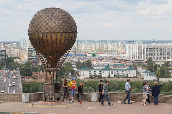 Памятник писателю-фантасту Жюлю Верну был открыт в сентябре 2015 года на набережной Оки. Знаменитый француз изображен летящим на воздушном шаре с подзорной трубой в руках. Высота композиции - 10 метров. - Sputnik Абхазия
