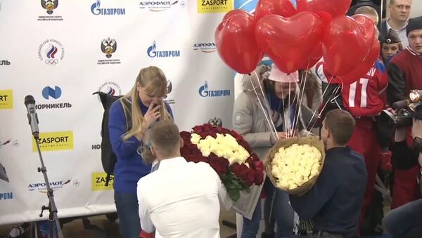 Российским лыжницам, призерам ОИ-2018, сделали предложения руки и сердца прямо в аэропорту - Sputnik Абхазия