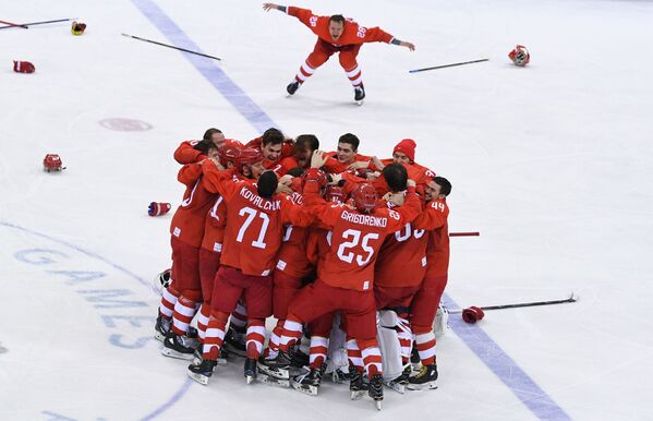 Российские хоккеисты радуются победе в финальном матче Россия - Германия по хоккею среди мужчин на XXIII зимних Олимпийских играх - Sputnik Абхазия