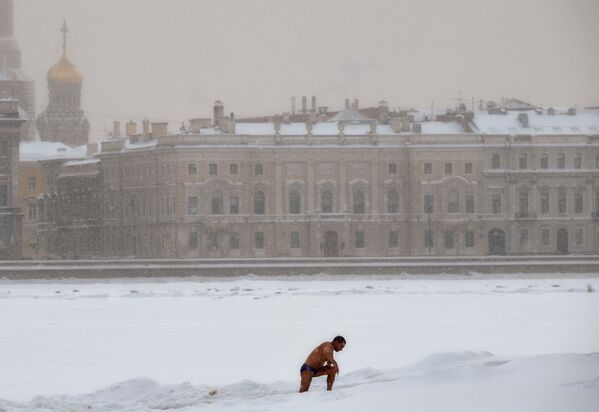 Мужчина купается в реке Неве в Санкт-Петербурге - Sputnik Абхазия