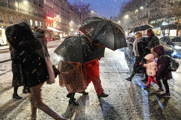 Прохожие на пешеходном переходе во время снегопада в Париже - Sputnik Абхазия
