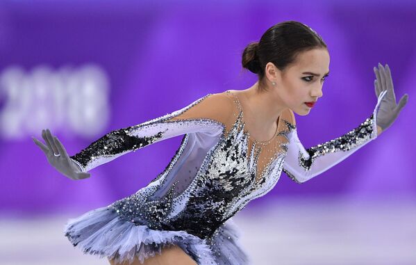 Российская фигуристка Алина Загитова выступает в короткой программе женского одиночного катания на соревнованиях по фигурному катанию на XXIII зимних Олимпийских играх - Sputnik Абхазия